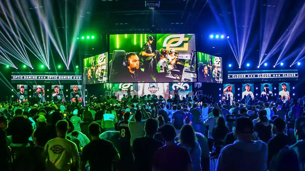 Crowds of people watching the final series of OpTic VS Cloud9 in the HCS 2022